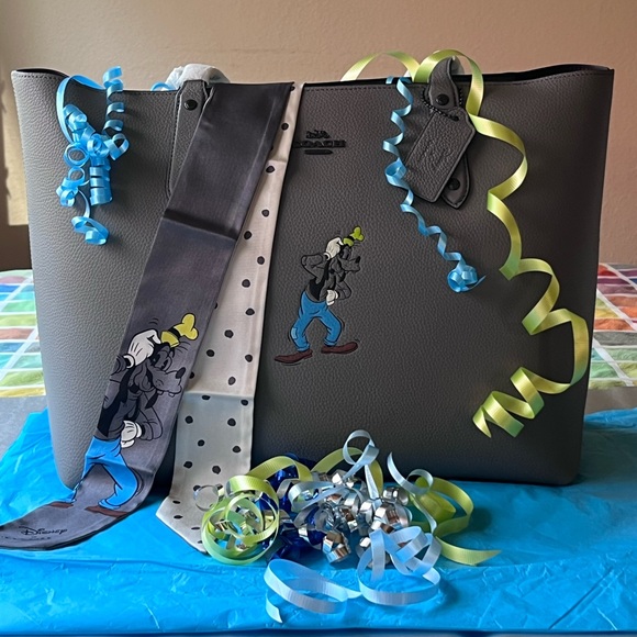 πΆ DISNEY X COACH CENTRAL TOTE WITH ZIP WITH GOOFY MOTIF AND MATCHING SCARF πΆ - Picture 14 of 16